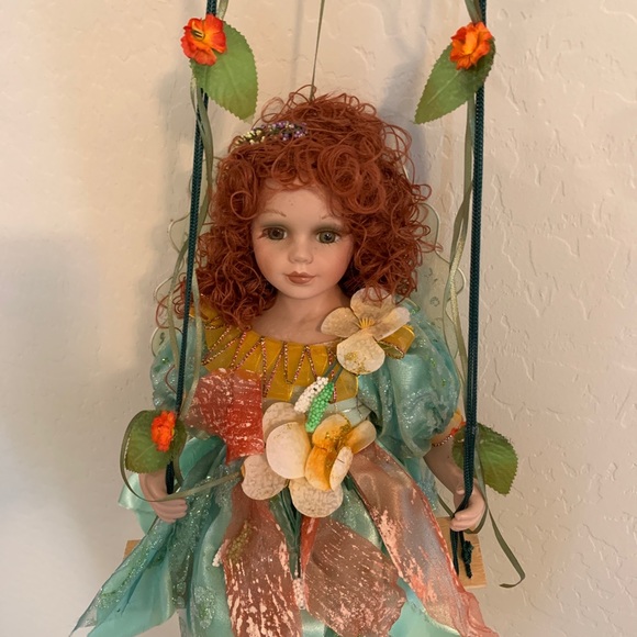 CATHAY COLLECTION GORGEOUS LIMITED EDITION PORCELAIN SWINGING FAIRY DOLL - Picture 3 of 8